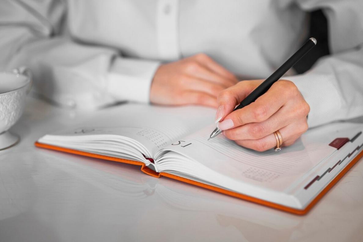 Profesionales colaborando en sesión de presupuesto continuo